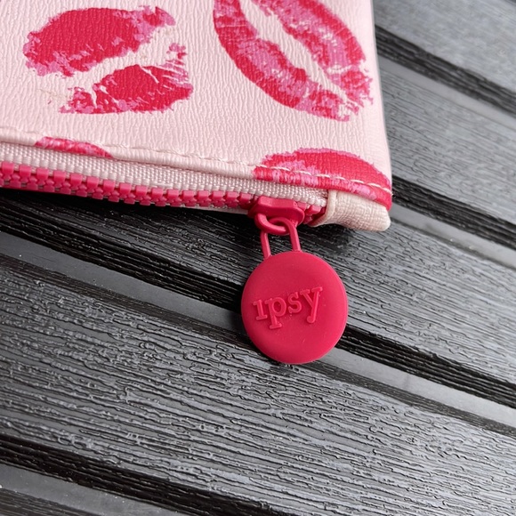 Ipsy - Pink Lip Print Cosmetic Bag 💋 - Picture 5 of 10